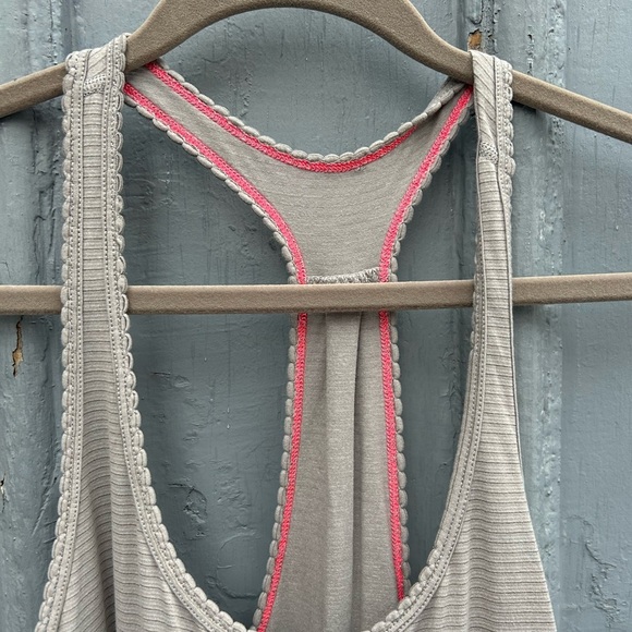 Lululemon 105 F Singlet, size 4/6 - Picture 7 of 10